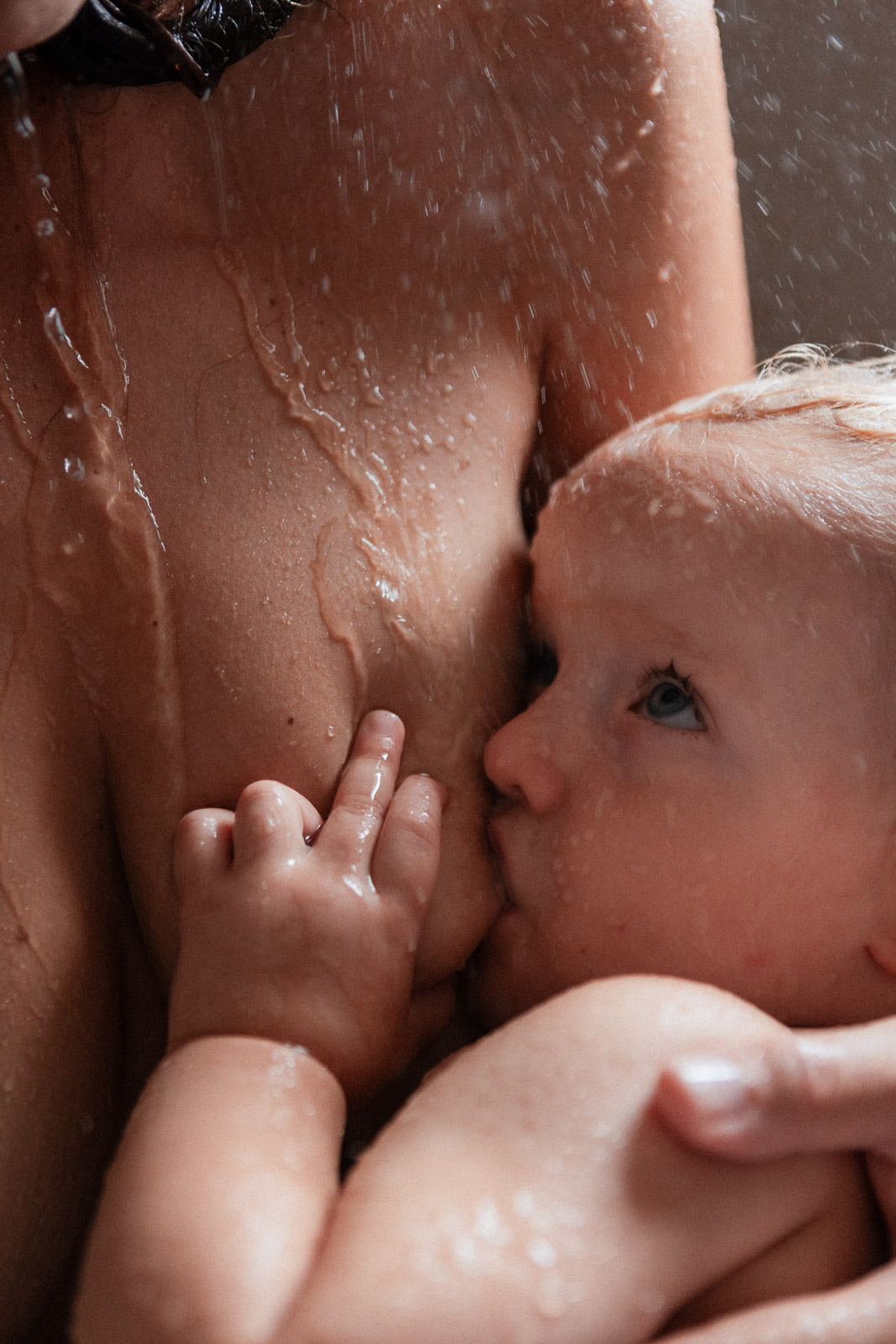 Bébé allaité sous l’eau contre sa mère, photographie allaitement artistique à Bordeaux