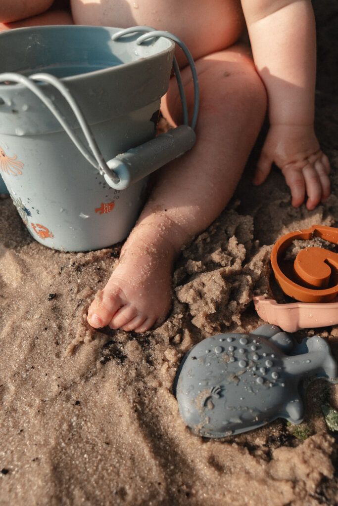 Photographe famille plage Bordeaux, jeux d’enfant dans le sable