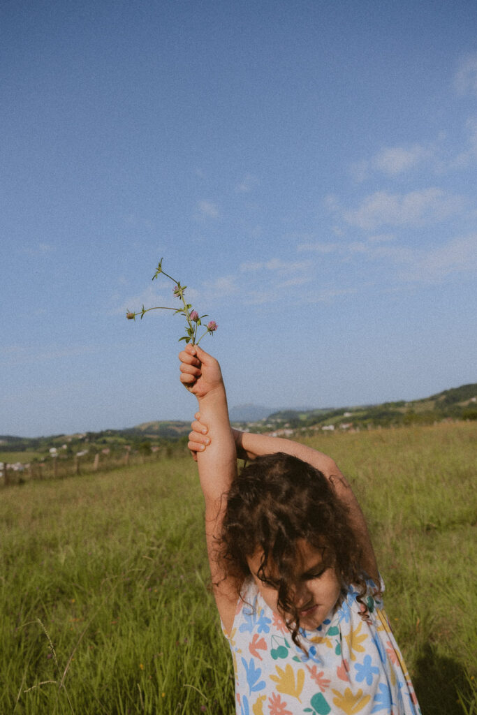shooting petite fille à La Brède dans les champs en lumière d’été