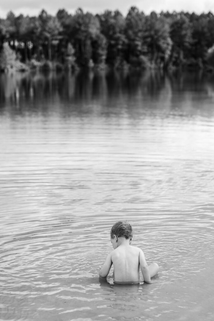 Photographe famille Bordeaux, enfant dans le lac d'hostens au coucher du soleil