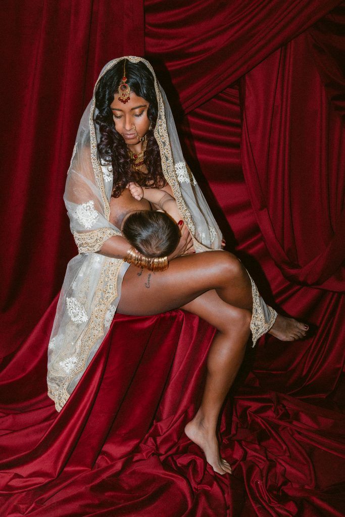 séance photo allaitement studio haut de gamme, mère allaitant son fils sous un voile à Bordeaux