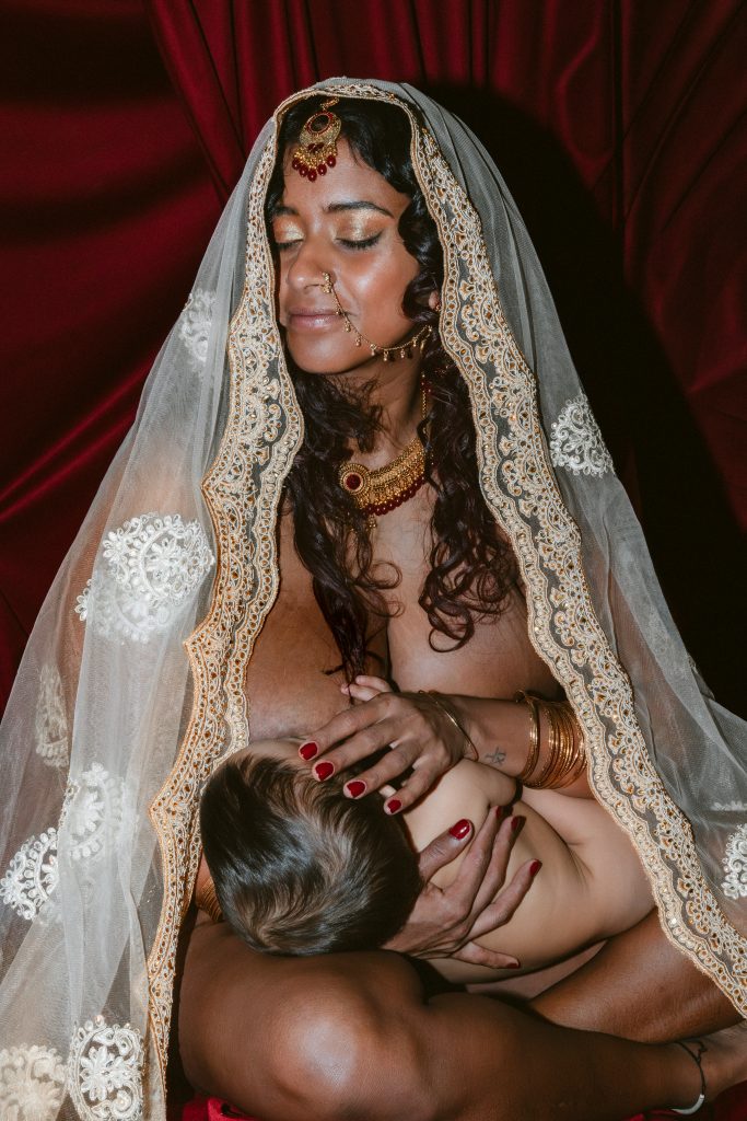 séance photo allaitement studio haut de gamme, mère allaitant son fils sous un voile à Bordeaux